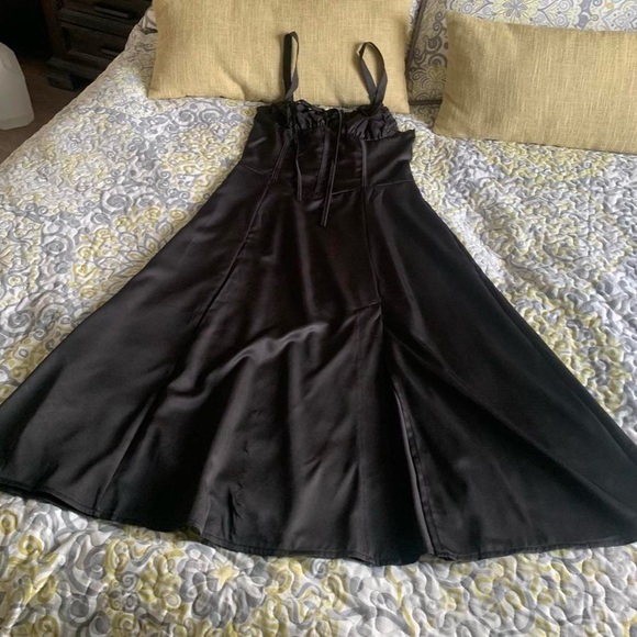 House of CB Carmen dress lookalike: midi sleeveless black dress with slit - Picture 9 of 9